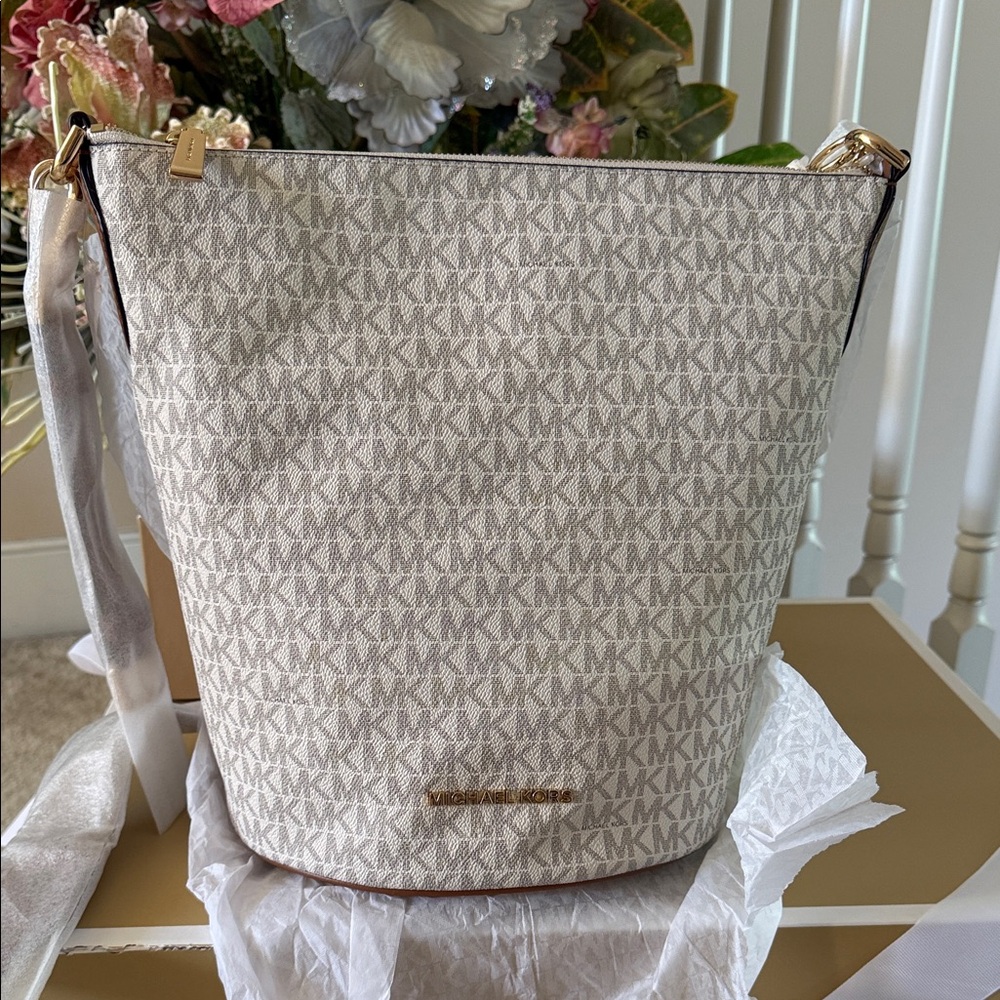Michael Kors Brooke Zip Bucket Brand New Authentic 12x11